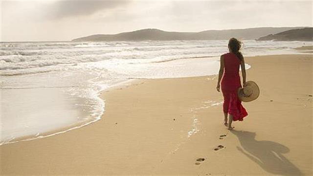 Τι παθαίνει το δέρμα όταν περπατάμε ξυπόλητοι στην άμμο