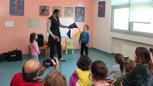 Μαγικές στιγμές γέλιου χάρισε στα παιδιά «Το Βαλιτσάκι της Αγάπης»