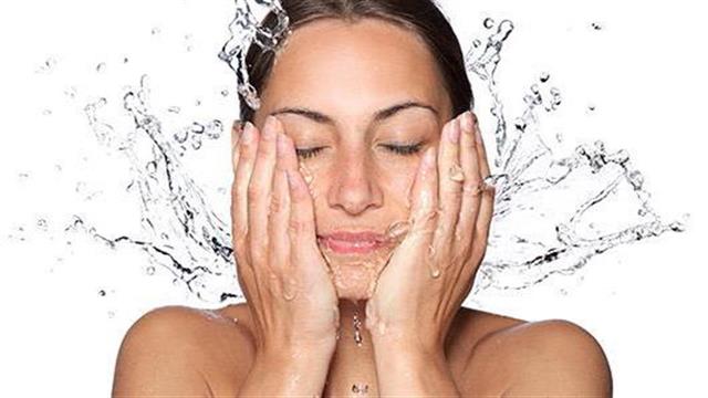 Πώς να πλύνετε σωστά το πρόσωπό σας