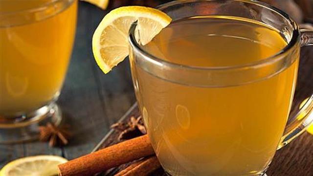 Zεστό κοκτέιλ Hot toddy για ανακούφιση από το κρυολόγημα