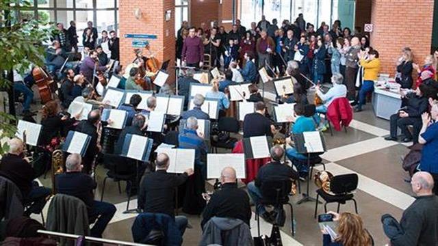 Επίσκεψη της Κρατικής Ορχήστρας Θεσσαλονίκης: Μια μουσική αγκαλιά για ασθενείς, συνοδούς και εργαζόμενους