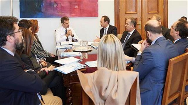 Στην κεντρική πολιτική σκηνή το Φάρμακο - Η συνάντηση Μητσοτάκη με ΠΕΦ και η αδράνεια εν όψει εκλογών