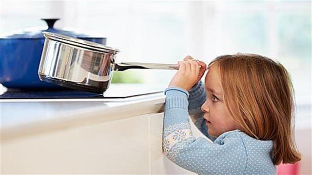 Εγκαύματα στα παιδιά: Τα μέτρα πρόληψης και οι πρώτες βοήθειες