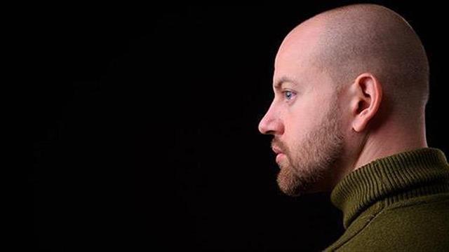 Αυχενική δυστονία: Η νόσος που κάνει το κεφάλι να γέρνει και να τρέμει