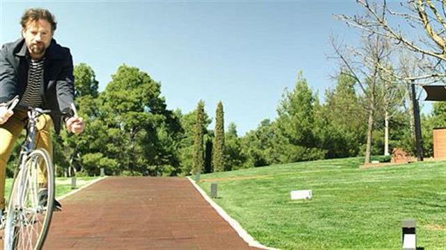 Ο Κωστής Μαραβέγιας σε μία άσκηση ενσυναίσθησης για την Πολλαπλή Σκλήρυνση