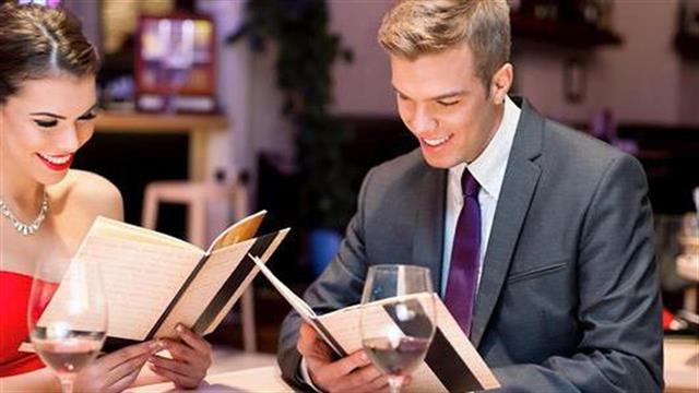 Kαλύτερη η γεύση των τροφίμων όταν καθόμαστε