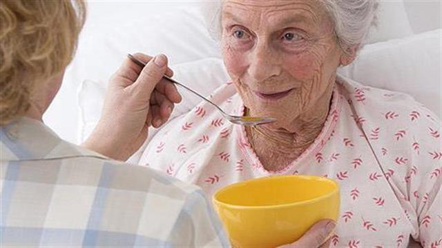 Δυσφαγία: Τι κρύβει και πώς αντιμετωπίζεται