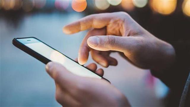 Προβλήματα υγείας από κακή στάση σώματος λόγω χρήσης smartphone