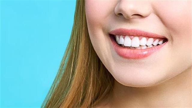 Γιορτές με λευκό χαμόγελο σε ένα ραντεβού