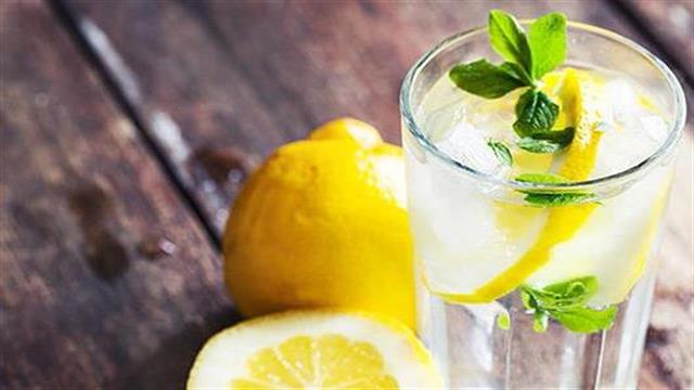 12 απίστευτα οφέλη από το ρόφημα νερού με λεμόνι