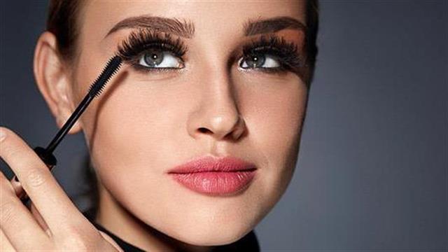 Λαμπερό μακιγιάζ στις γιορτές: Τι να προσέχετε όταν βάφετε τα μάτια σας