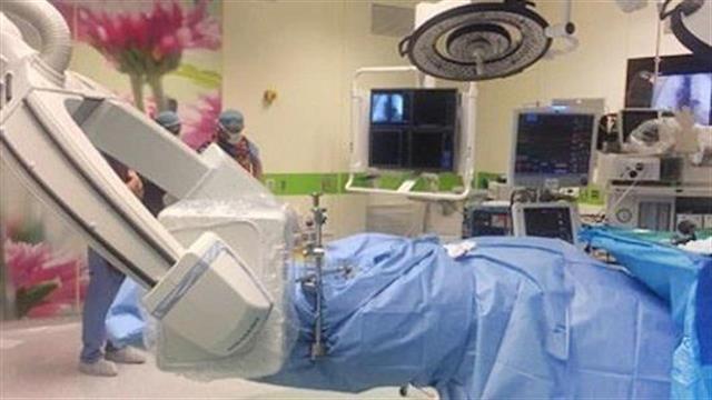 Εγχείρηση στη σπονδυλική στήλη με χρήση δύο ρομπότ