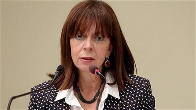 Η πρόεδρος της Δημοκρατίας στο υπουργείο Υγείας: "Αναγκαίοι οι περιορισμοί"