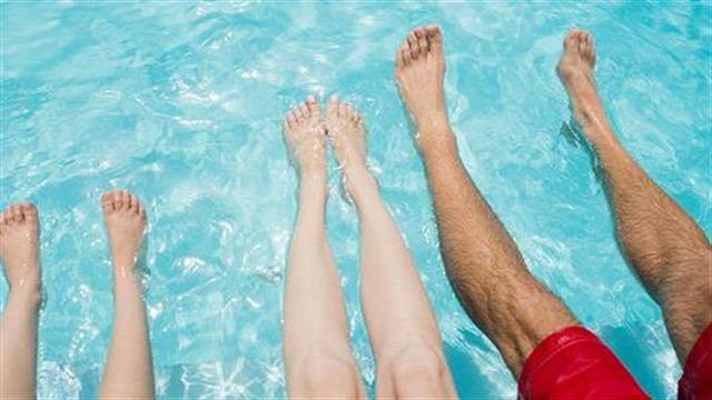 Τι μπορεί να συμβαίνει όταν αλλάζει χρώμα το δέρμα χαμηλά στα πόδια