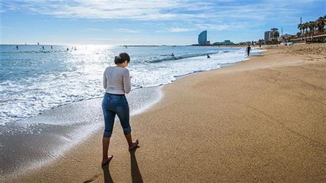 Ο περίπατος δίπλα στη θάλασσα ενισχύει την ευεξία