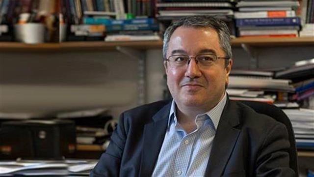 Ηλίας Μόσιαλος: Γιατί αυξάνονται οι λοιμώξεις από κορωνοϊό, χωρίς μεγάλες απώλειες σε ζωές