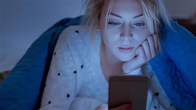 Έρευνα συνδέει το μπλε φως με αύξηση του κινδύνου για καρκίνο στο παχύ έντερο