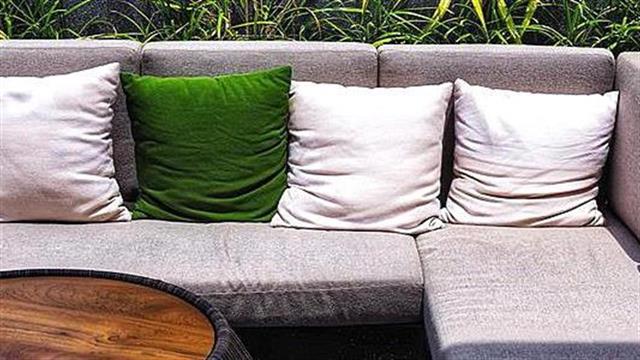 Πώς να στήσεις το πιο καλοκαιρινό σκηνικό στο μπαλκόνι