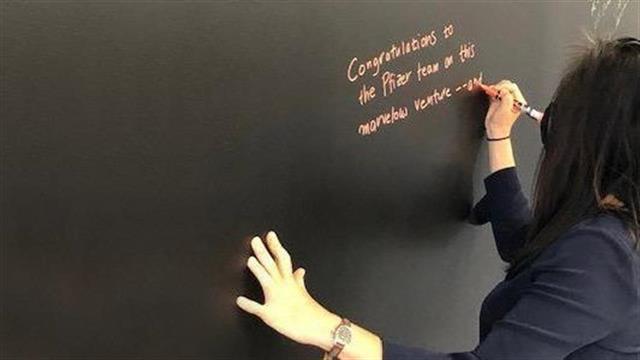 Η Γενική Πρόξενος των ΗΠΑ στη Θεσσαλονίκη επισκέφτηκε το ψηφιακό κέντρο τεχνολογίας και καινοτομίας της Pfizer