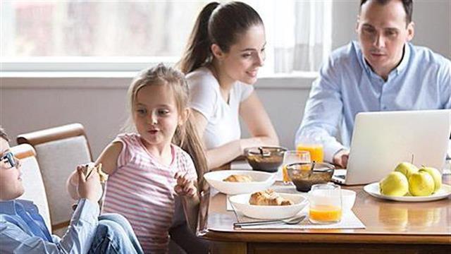 Πώς οι κακές σας συνήθειες επηρεάζουν τα παιδιά σας