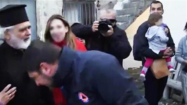 Χαρδαλιάς - χωρίς μάσκα - φιλάει το χέρι ιερέα