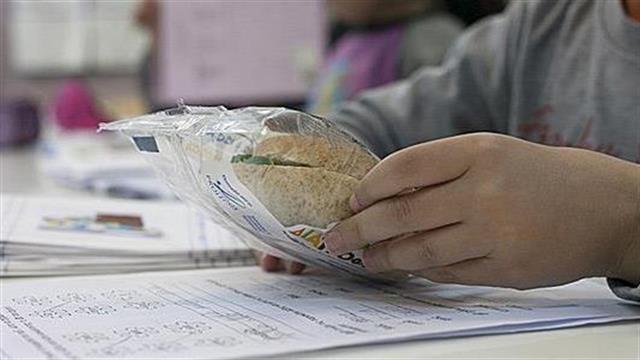 Ξεκίνησε η διανομή υγιεινών γευμάτων σε σχολεία ευπαθών περιοχών με το Πρόγραμμα Διατροφή