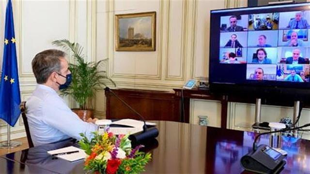 Τηλεδιάσκεψη Μητσοτάκη - λοιμωξιολόγων για νέα μέτρα