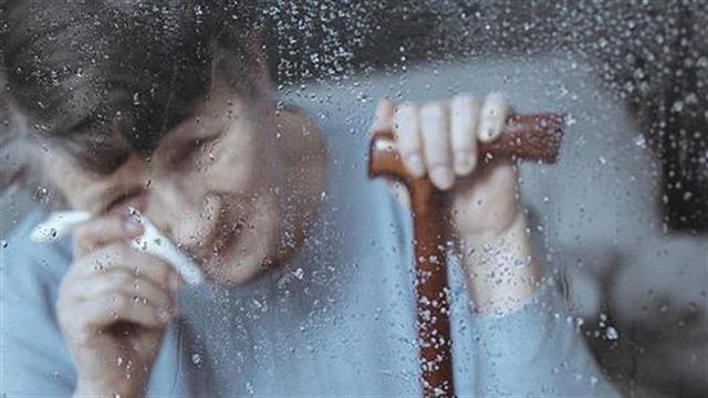 Η μοναξιά στο lockdown μπορεί να επιδεινώσει τα συμπτώματα της νόσου Πάρκινσον