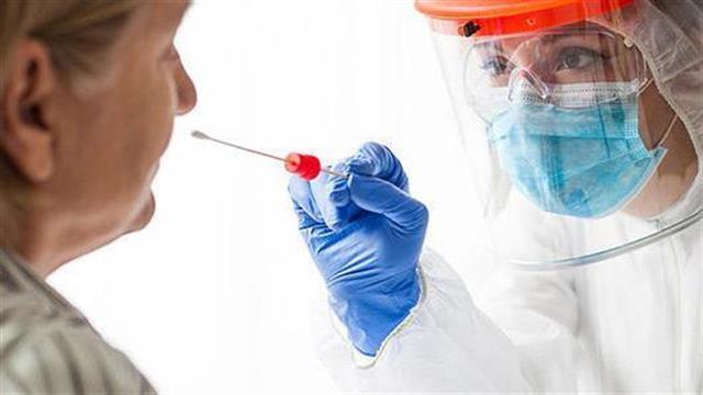 Υπουργική Απόφαση: Πλαφόν 60 ευρώ στα μοριακά τεστ και 20 ευρώ στα rapid