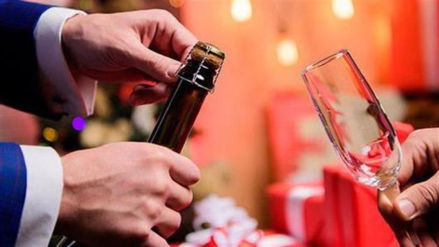 Τι μπορεί να πάθετε αν σας χτυπήσει ο φελλός της σαμπάνιας στο μάτι