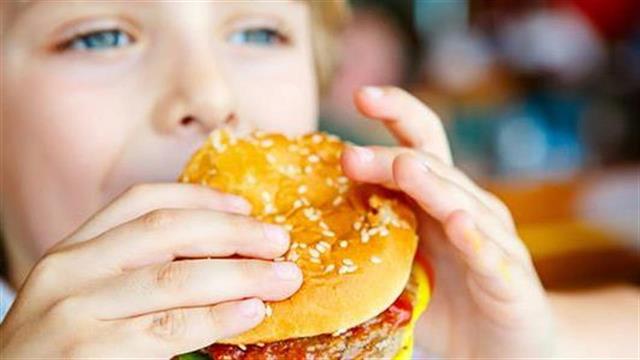 Το πρόχειρο φαγητό συνδέεται με διαταραχές ύπνου στους εφήβους