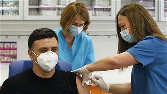 Εμβολιάστηκε κατά του κορωνοϊού ο υπουργός Υγείας