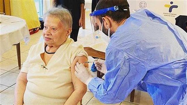 Ο πρώτος εμβολιασμός σε Μονάδα Ηλικιωμένων