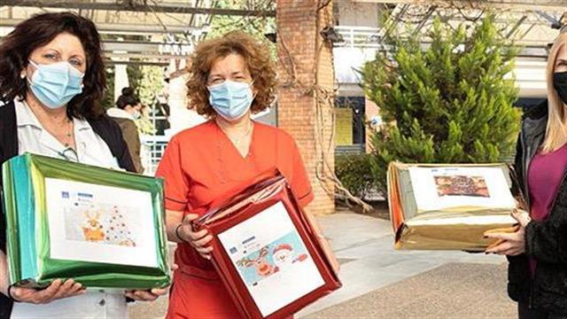 Δώρα στους μικρούς ασθενείς του ΓΝ Παπαγεωργίου από τον Δήμο Παύλου Μελά
