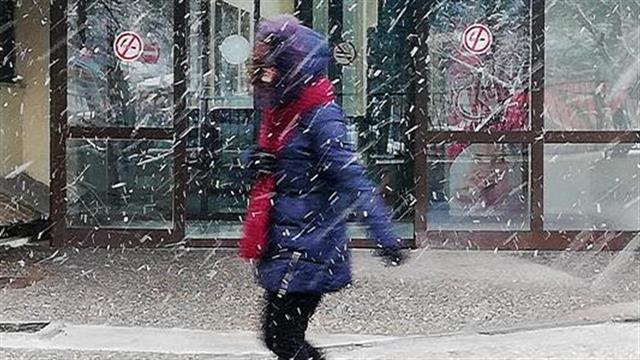 Με πυκνή χιονόπτωση οι πρώτοι εμβολιασμοί πολιτών στη Θεσσαλονίκη