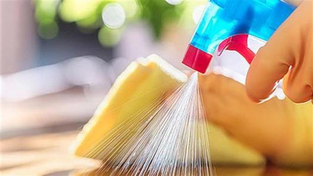 SARS-CoV-2: Πρέπει να εμμένουμε στην απολύμανση των επιφανειών;