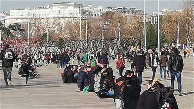 Πρώτη μέρα στην "κόκκινη" Θεσσαλονίκη, με διττή εικόνα