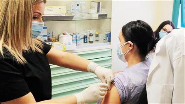 Αντισώματα κατά του κορωνοϊού στο 80% Ελλήνων υγειονομικών, από την πρώτη δόση του εμβολίου