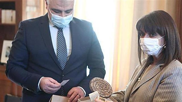 Η Πρόεδρος της Δημοκρατίας απένειμε το Βραβείο Εξαίρετης Πανεπιστημιακής Διδασκαλίας του ΙΤΕ στον Ελευθέριο Ζούρο