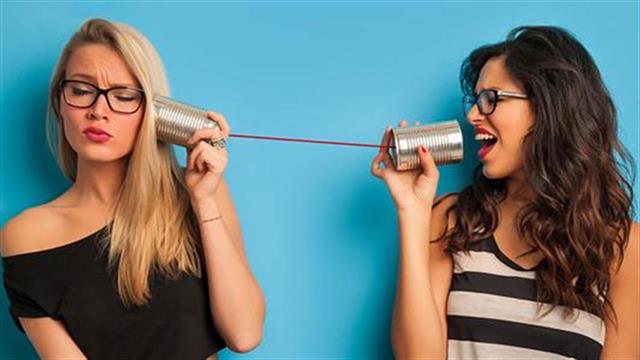 Γιατί μας αρέσει να κουτσομπολεύουμε;