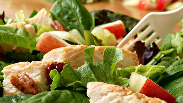 Σαλάτα με βραστό κοτόπουλο και μήλα