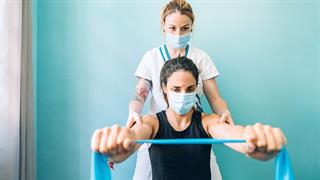 Οι Φυσικοθεραπευτές διαδραματίζουν ουσιαστικό ρόλο στην αντιμετώπιση των εξειδικευμένων αναγκών των ασθενών με COVID-19