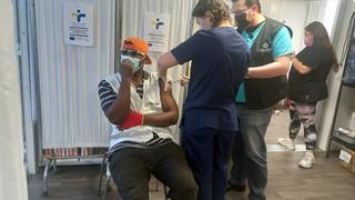 Έναρξη εμβολιασμών μεταναστών στα ΚΥΤ Χίου, Λέσβου και Σάμου