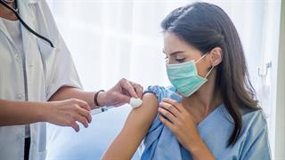 CDC: Γιατί πρέπει να εμβολιαστούν έφηβοι και παιδιά κατά της CoViD-19