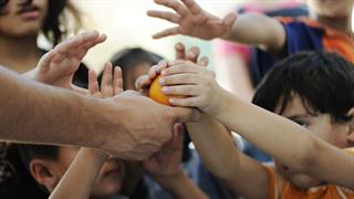 Τα παιδιά και οι νέοι πρέπει να βρίσκονται στο επίκεντρο του μετασχηματισμού των συστημάτων τροφίμων