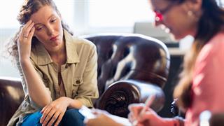 Τρόποι που οι επαγγελματίες ψυχικής υγείας μπορούν να υποστηρίξουν τον εμβολιασμό COVID-19