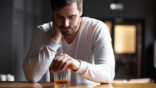 Breakthrough COVID: Μεγαλύτερες πιθανότητες σε ανθρώπους με προβληματική χρήση αλκοόλ και ουσιών