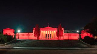 Το Ζάππειο Μέγαρο φωταγωγήθηκε κόκκινο στο πλαίσιο της εκστρατείας ενημέρωσης για την οστεοπόρωση ''Γερά Οστά''