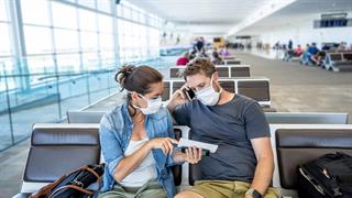 Ο ΠΟΥ συνιστά στους άνω των 60 ετών και τις ευπαθείς ομάδες να μην ταξιδεύουν