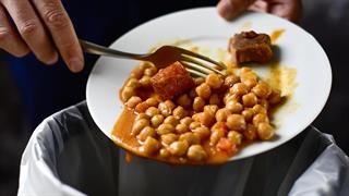 Επτά στους δέκα Έλληνες δηλώνουν ότι το νοικοκυριό τους σπαταλά τρόφιμα